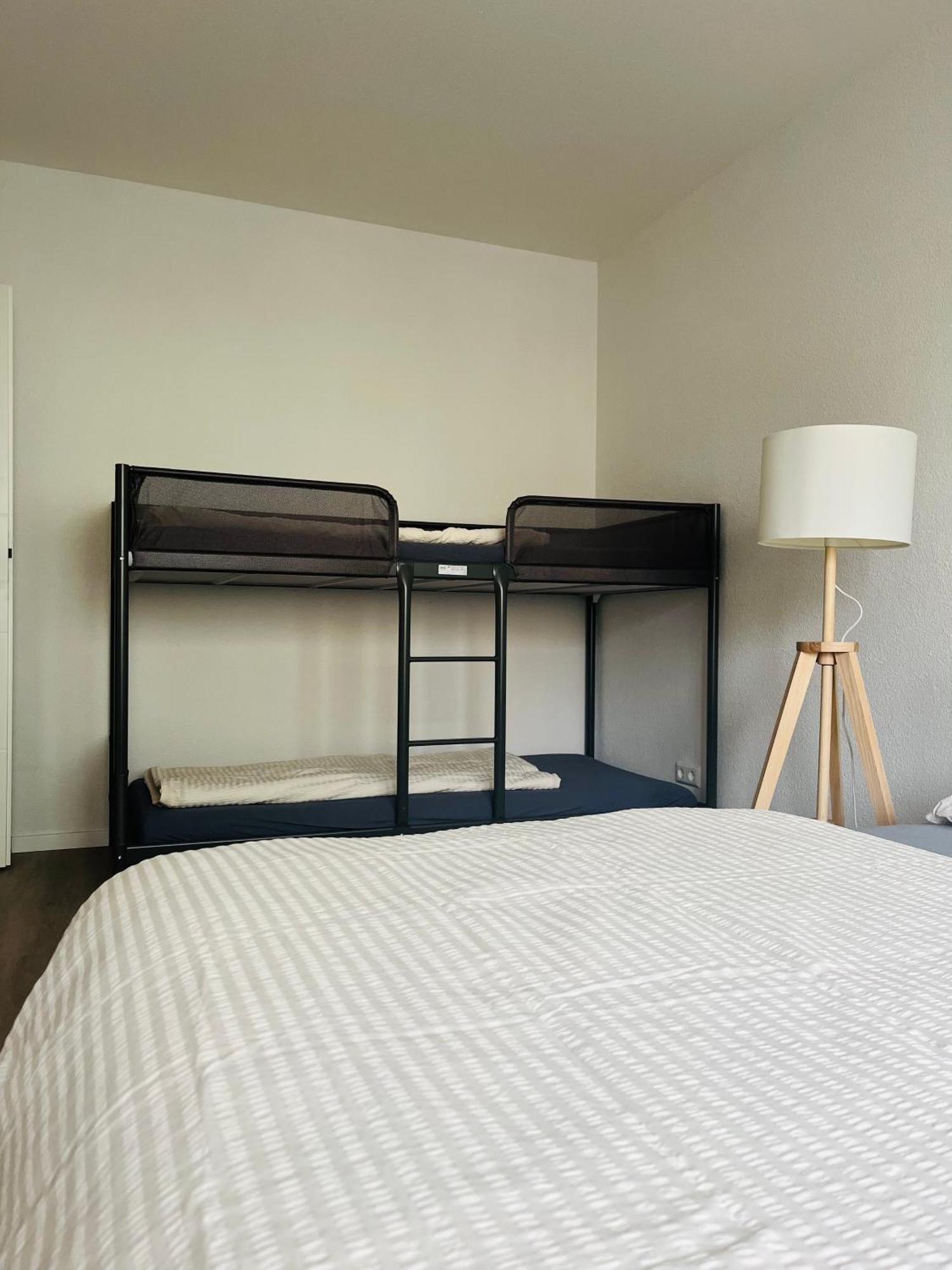 Black Forest City Apartment Mit Kostenlosem Parkplatz Friburgo em Brisgóvia Exterior foto