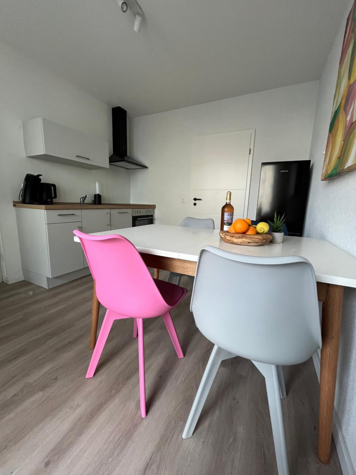 Black Forest City Apartment Mit Kostenlosem Parkplatz Friburgo em Brisgóvia Exterior foto