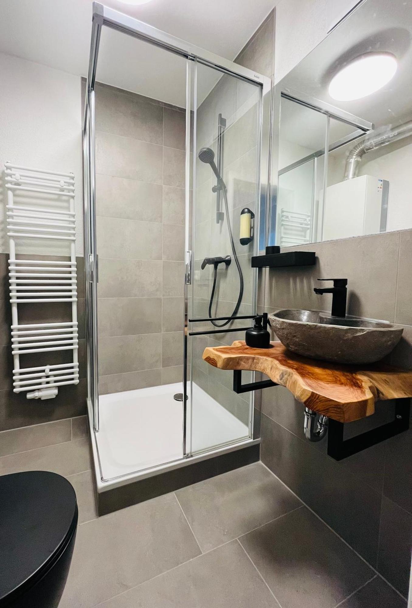 Black Forest City Apartment Mit Kostenlosem Parkplatz Friburgo em Brisgóvia Exterior foto